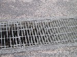 散歩途中のグレーチング