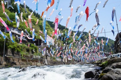 杖立川と鯉のぼり